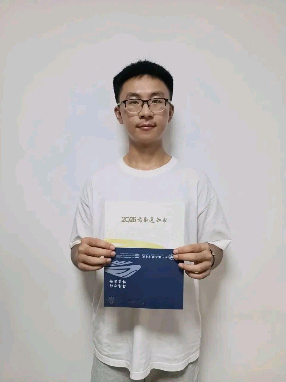 成都男孩冯煜响高考592分，超本科线157分，却报了四川铁道职业学院，这操作让周