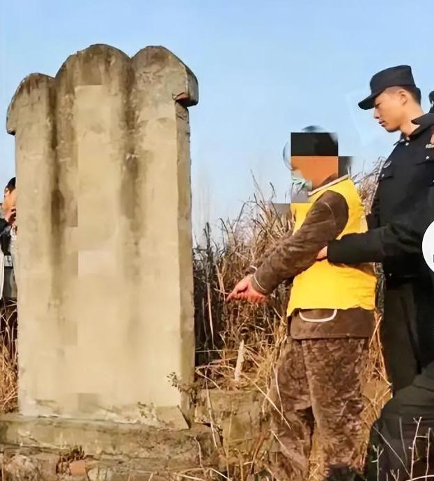 偷东西老祖宗也保佑不了你，男子偷黄金藏到祖坟墓碑后面，没多久就让警方抓获。还别