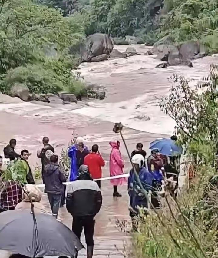 刷到四川屏山这起落水的事，心里揪得慌，太让人惋惜了！4月28号傍晚，一位父亲骑三