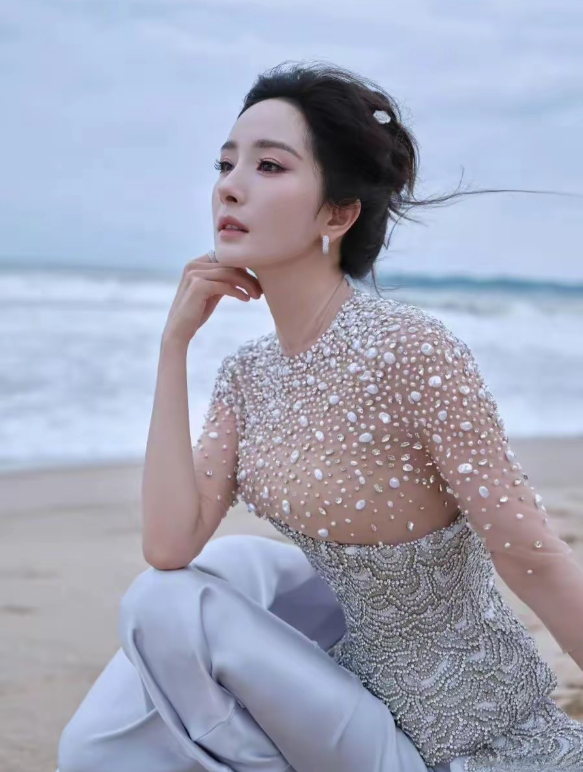 杨幂ELLE红毯上拍的正面照美丑一瞬间，胖瘦转化成迷，一看模特大秀，诶呀这件礼服