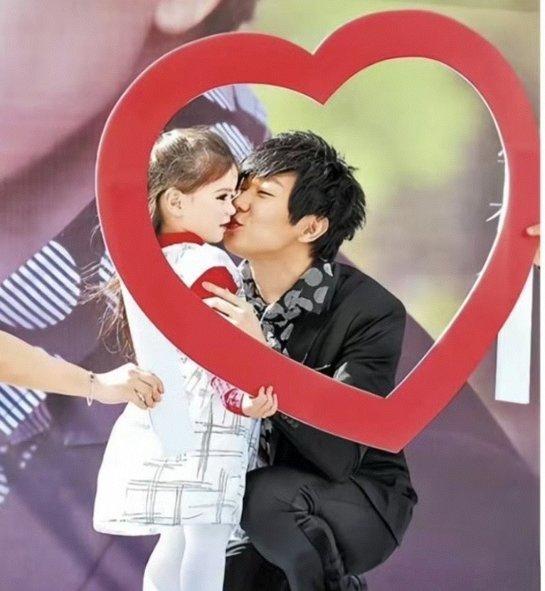 近期，林俊杰官宣恋情后，因网红女友七七早年各种黑历史，导致大量老粉脱粉，更有粉丝