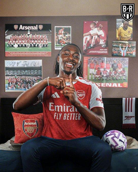 英超乱世黑马狂奔,谁能想到目前的积分榜上伯恩茅斯和桑德兰会排名第二和第三位!为