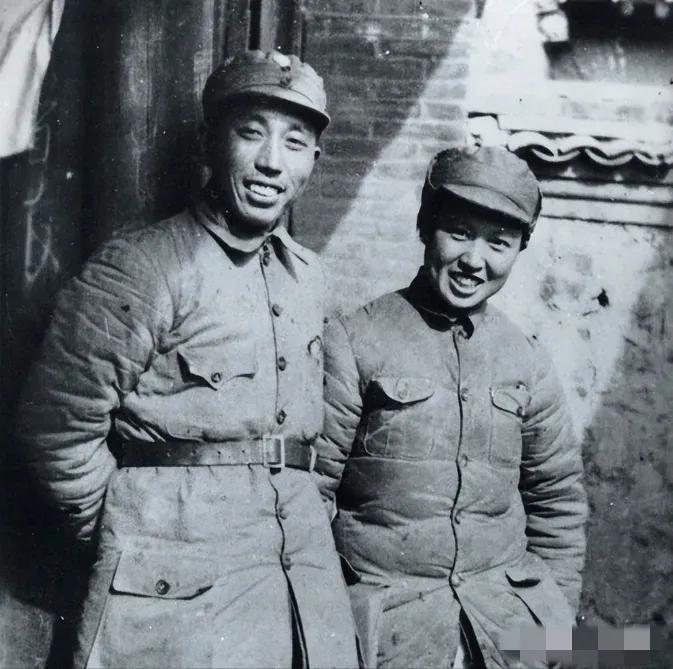 1937年，旅长王震29岁了，还是光棍，贺龙急了：“王胡子，给你介绍个北大女学生