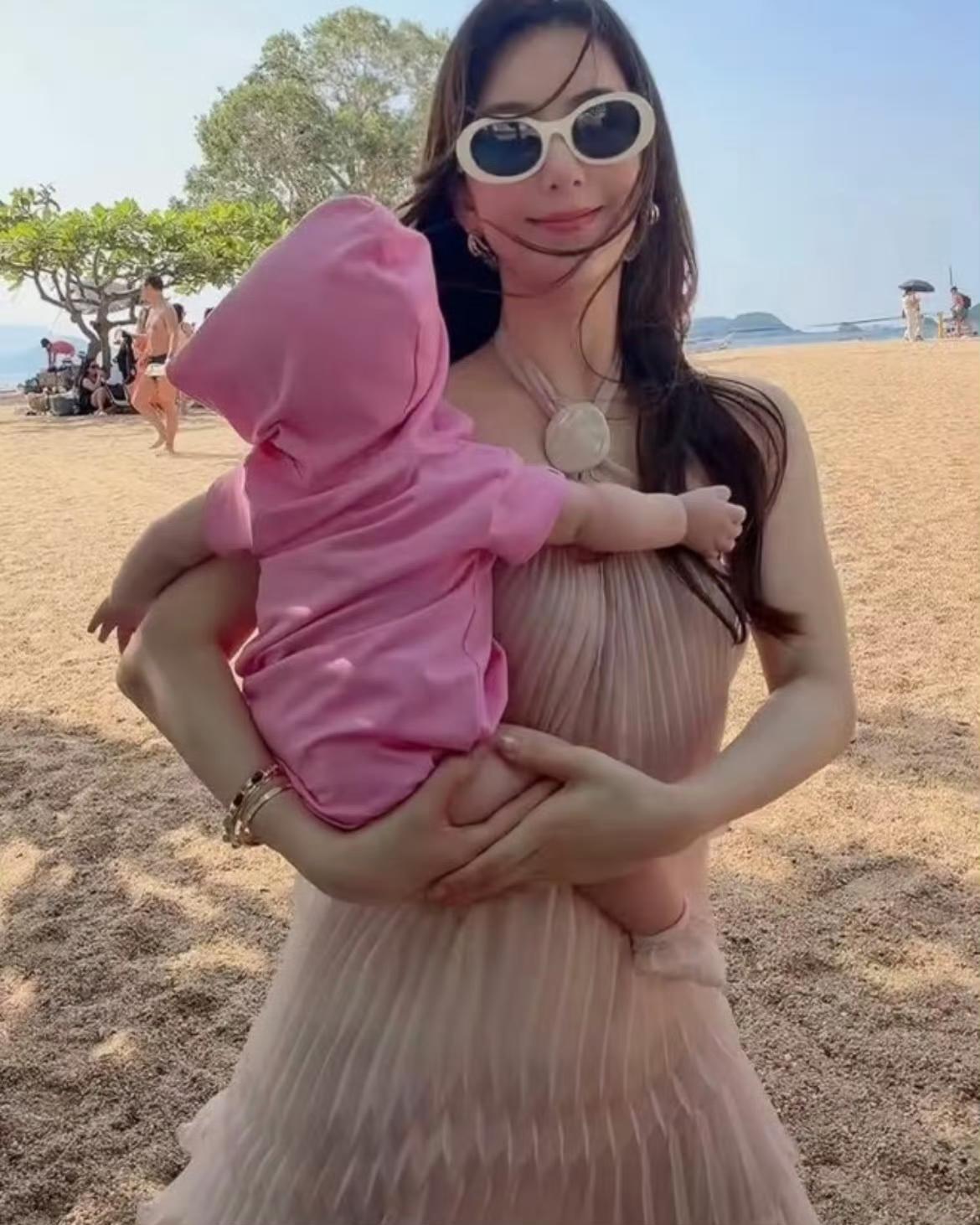 方媛三胎女儿已悄然长大，发量浓密可爱。方媛风采依旧，状态绝佳。一家其乐融融，幸福