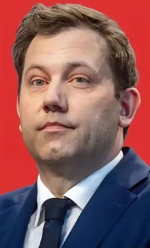 刚从中国考察回去的德国财长克林拜尔，这回在德国镜头前坐不住了，绷着脸甩出一句警告