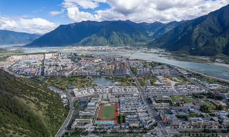 西藏林芝市，市区常住人口约9万。足浴都干到底薪15000了，还不懂吗，包发展的