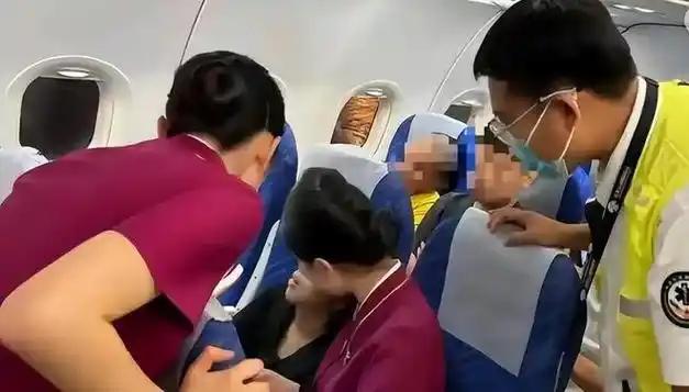 原来这人是个惯犯！ 东航空姐下跪这事儿，网传欧某某有前科后；如果这一信息属实