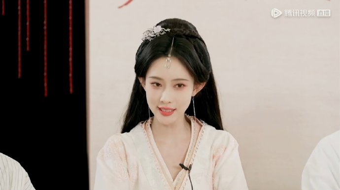 刘学义孟子义已经入席开始吃离婚宴了刘学义孟子义各自穿着在拍的剧的戏服就来了刘
