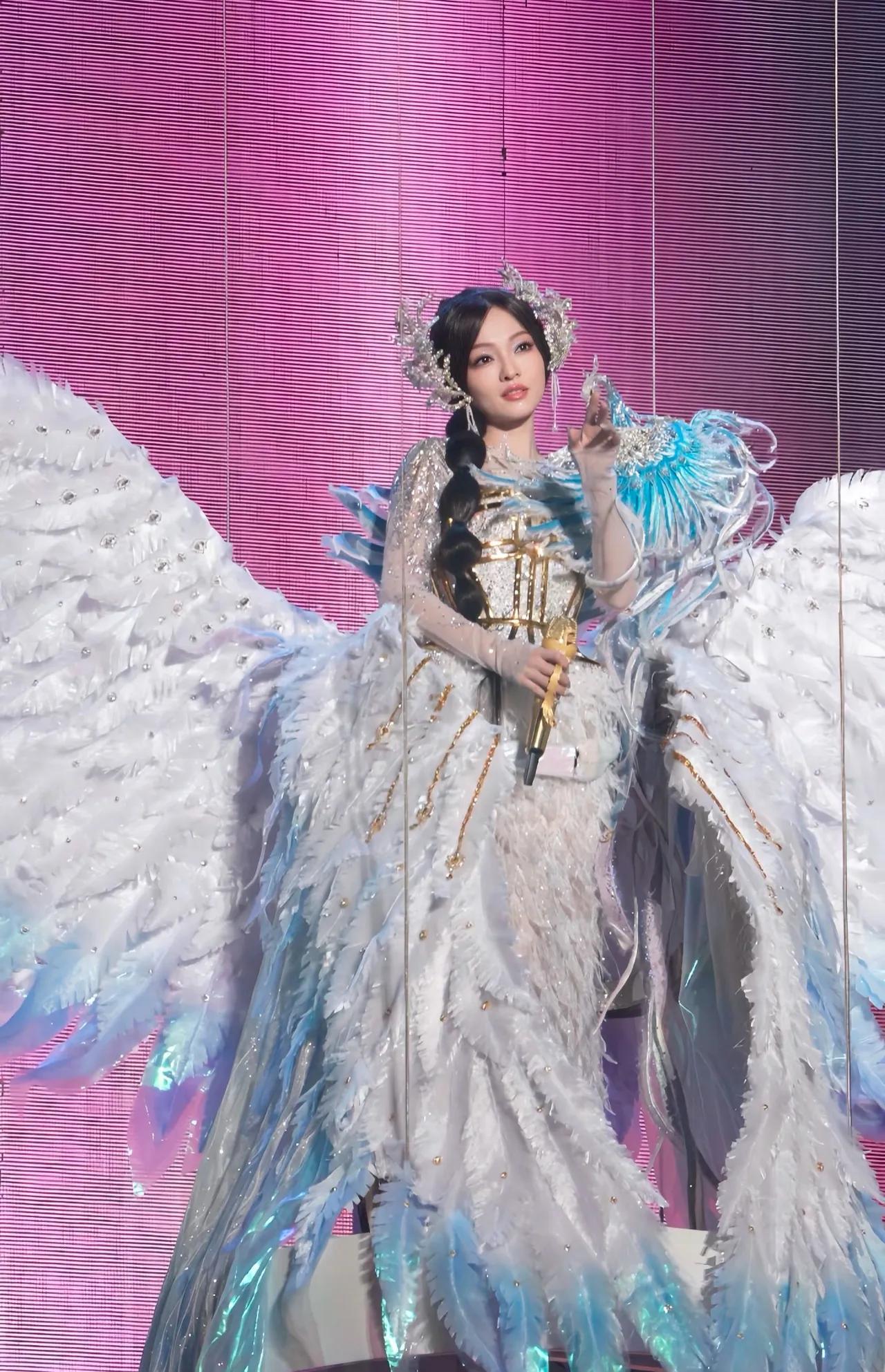 张韶涵辞退金牌设计师后造型屡次翻车，频频丑出圈。众人这才发觉，此前设计师打造的精