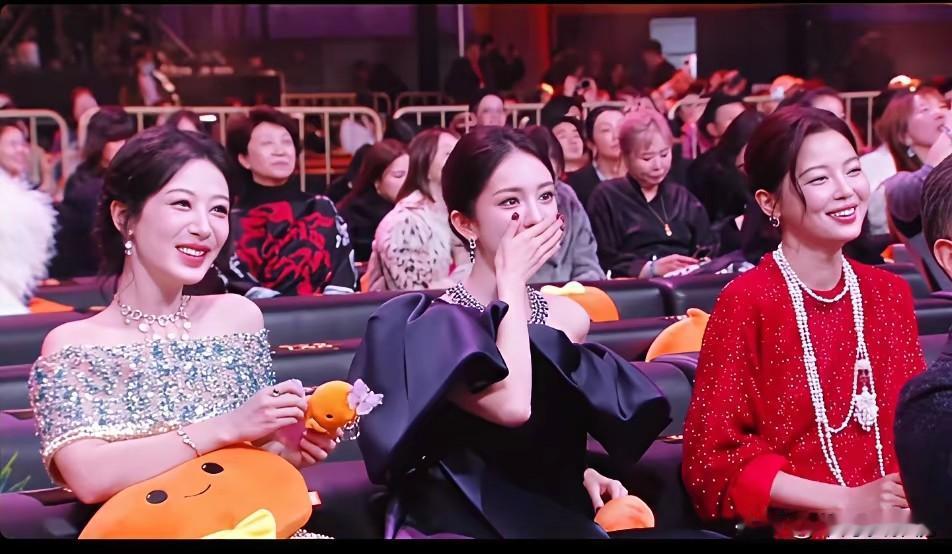 杨幂杨紫辛芷蕾同框太有料！杨紫接地气圈粉，辛芷蕾真性情，杨幂却显距离感微博