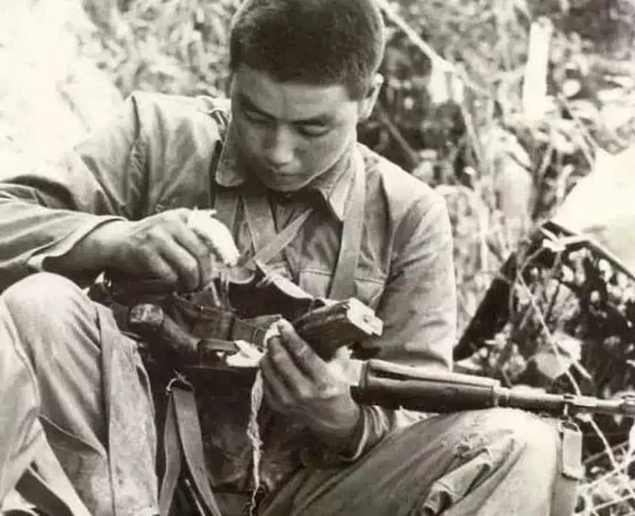 1984年，老山前线。一个入伍才两个多月的新兵，在枪林弹雨中与大部队走散。换作常