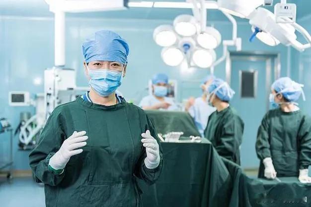 肖飞力挺董医生：学术光环经得起推敲面对舆论风暴，肖飞多次强调董医生在校成绩“