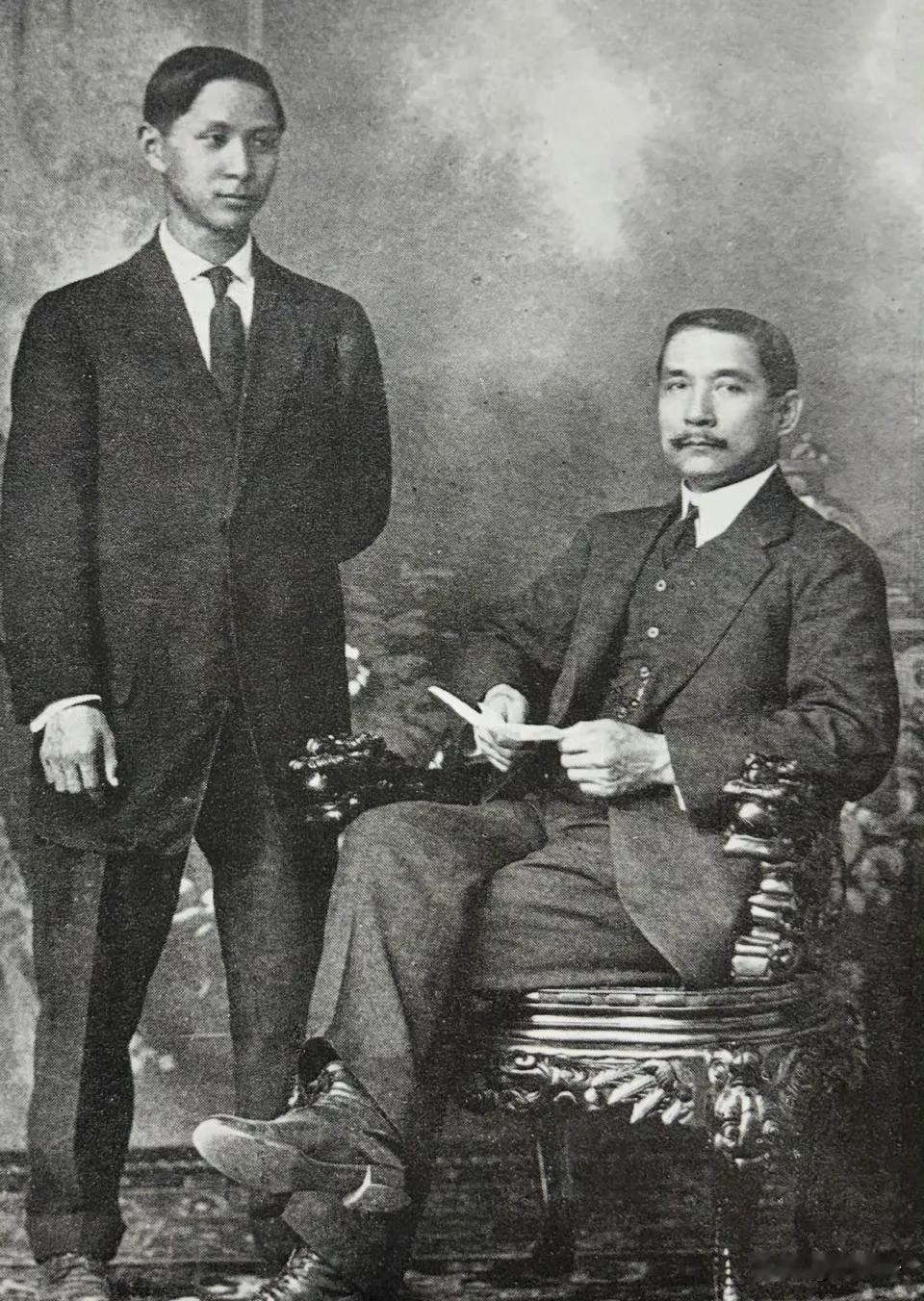 1910年5月，孙中山和孙科在檀香山留影。他目光坚定，尽显领袖风范。孙科作为他