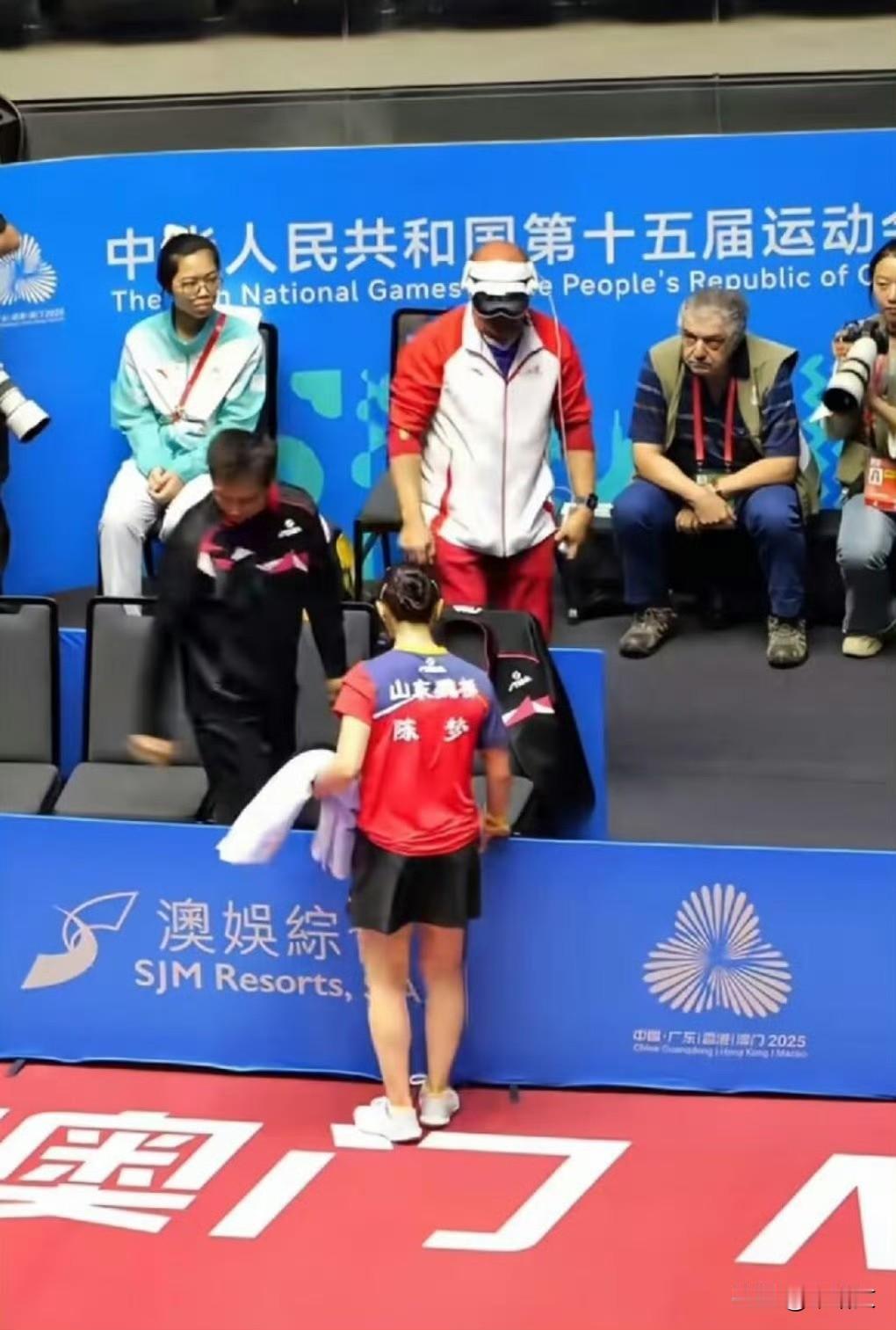 吵翻了！陈梦团队戴