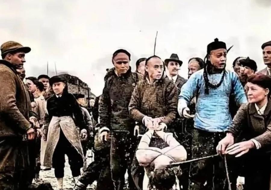 左宗棠把宁夏匪首马化龙一家三百多口全宰了，这事在当年西北地界炸了锅。马化龙出身宗