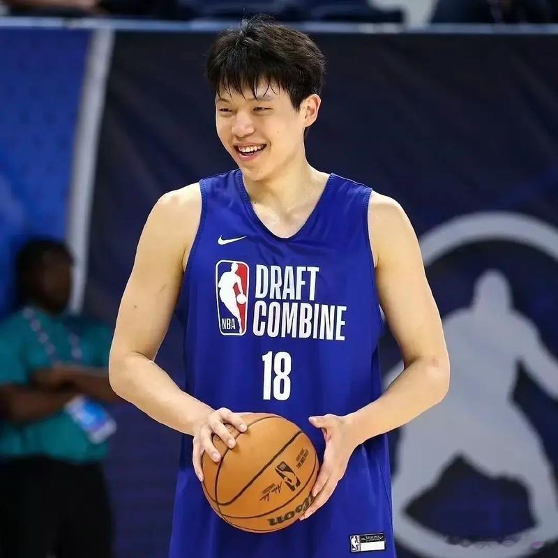 CBA历史上6位真正意义上的出道即巅峰球星。没想到像王治郅这样的传奇中...