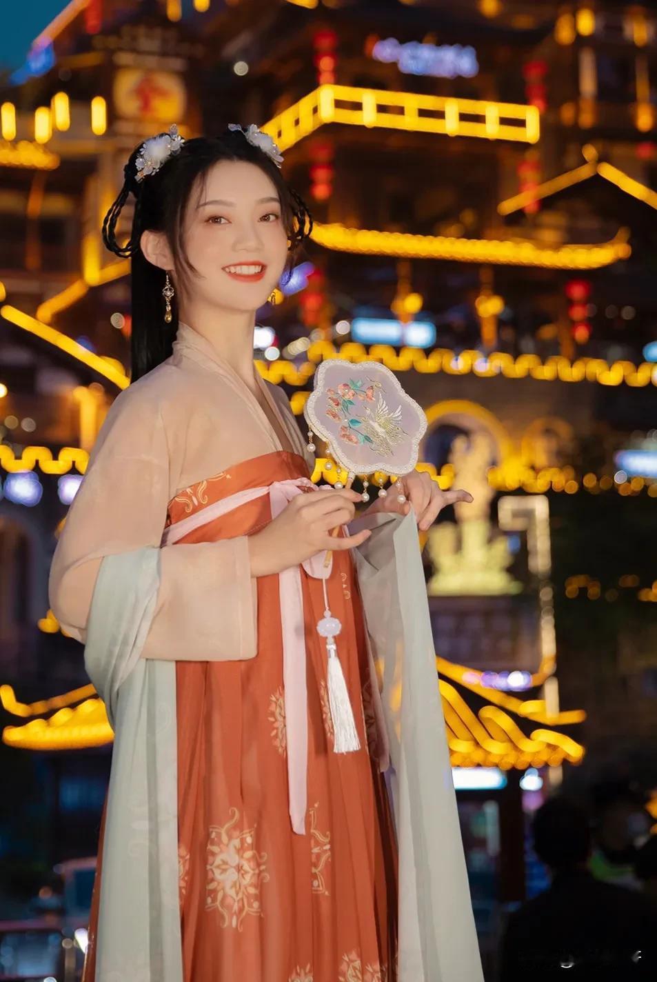 美丽大方的小姐姐