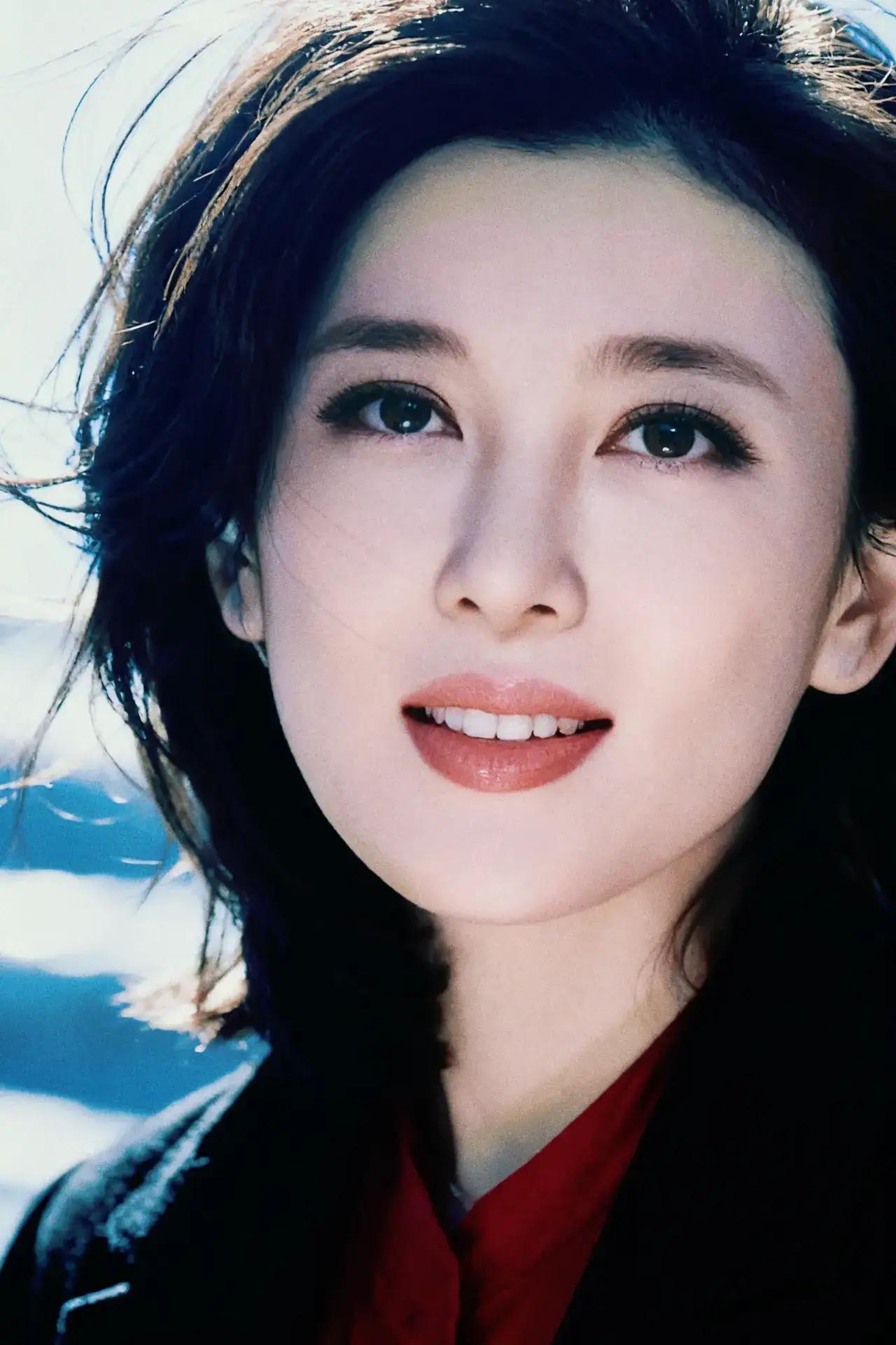 央视主持人李红在吉林的奋斗史1998年，20岁的李红从吉林教育学院汉语言文学