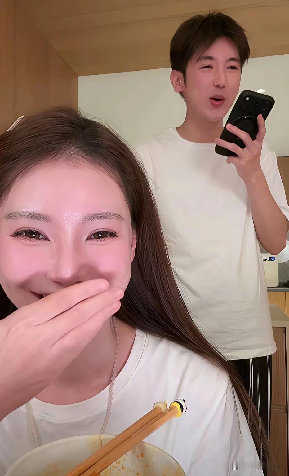 消失数日，马筱梅终于低调回归！此次她独自带着汪宝返回北京，玥儿和箖箖依旧留在湾