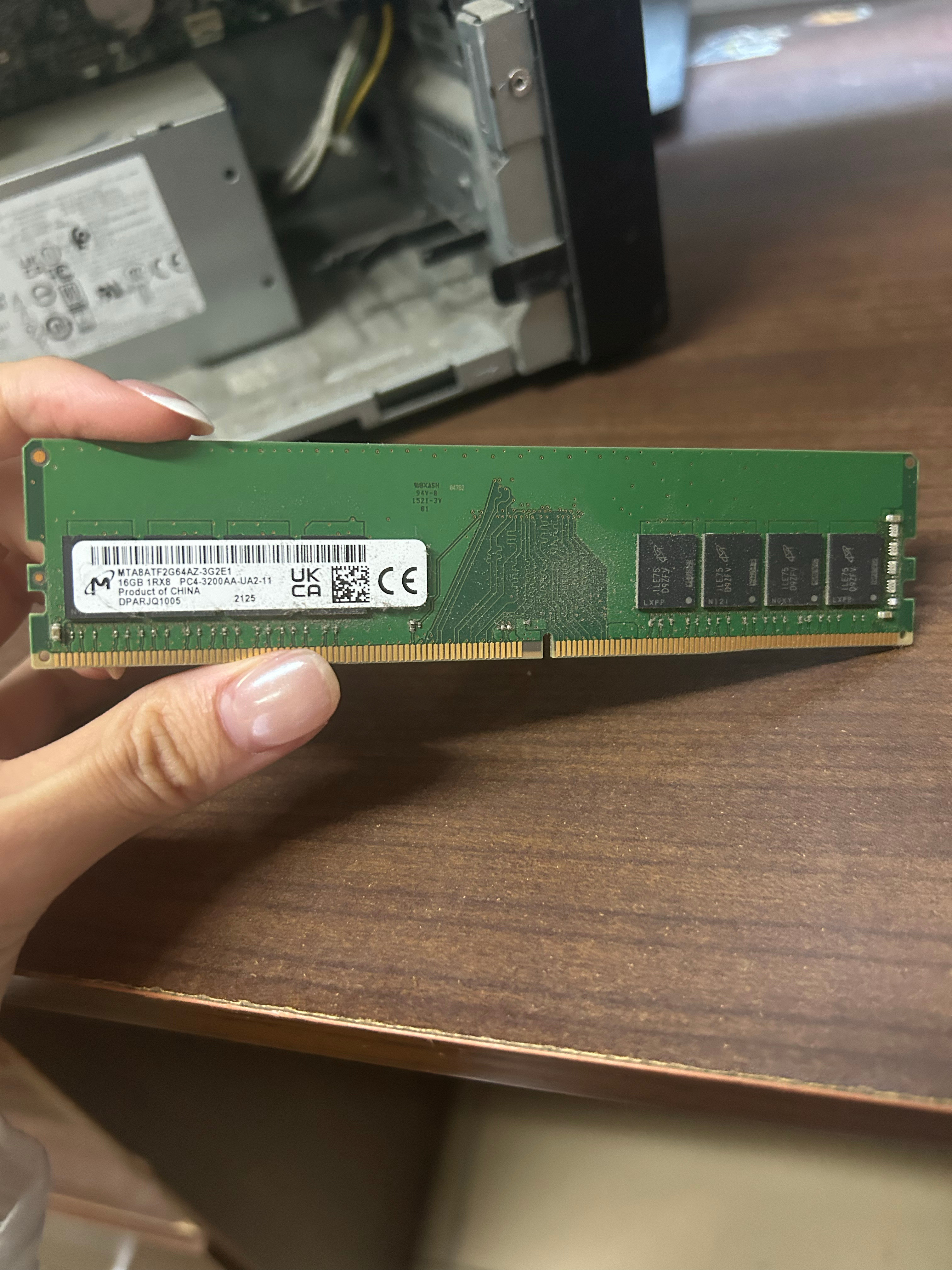太好了我已经解决了从办公室闲置整机上拆了一根内存条恰好就是我需要的ddr4恰好能用哦耶哦耶我太聪明了
