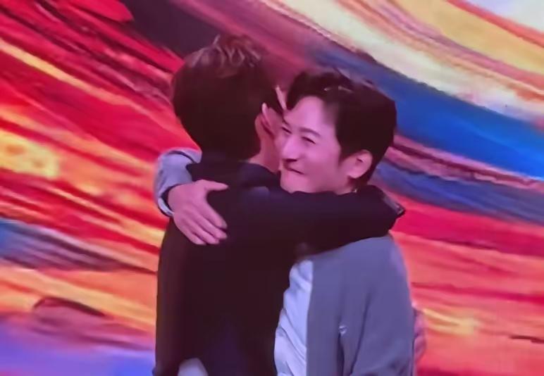 汪涵哭着拥抱了何炅哭着拥抱了不是因为李维嘉回来了,而是因为李维嘉终于可