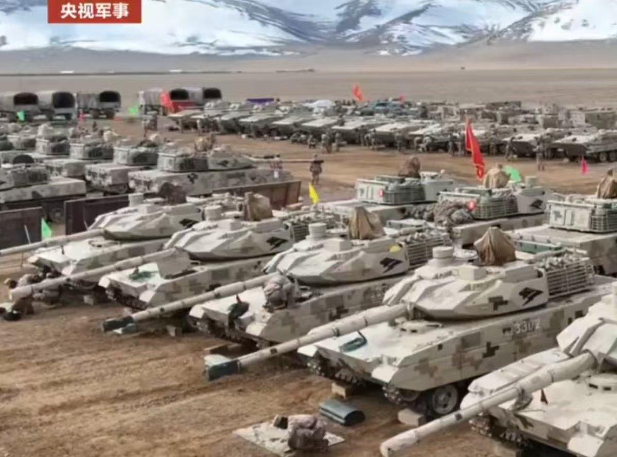外媒报道消息，我国重型合成旅已经出现在中印边境敏感地区附近。一眼看去，全部都是清