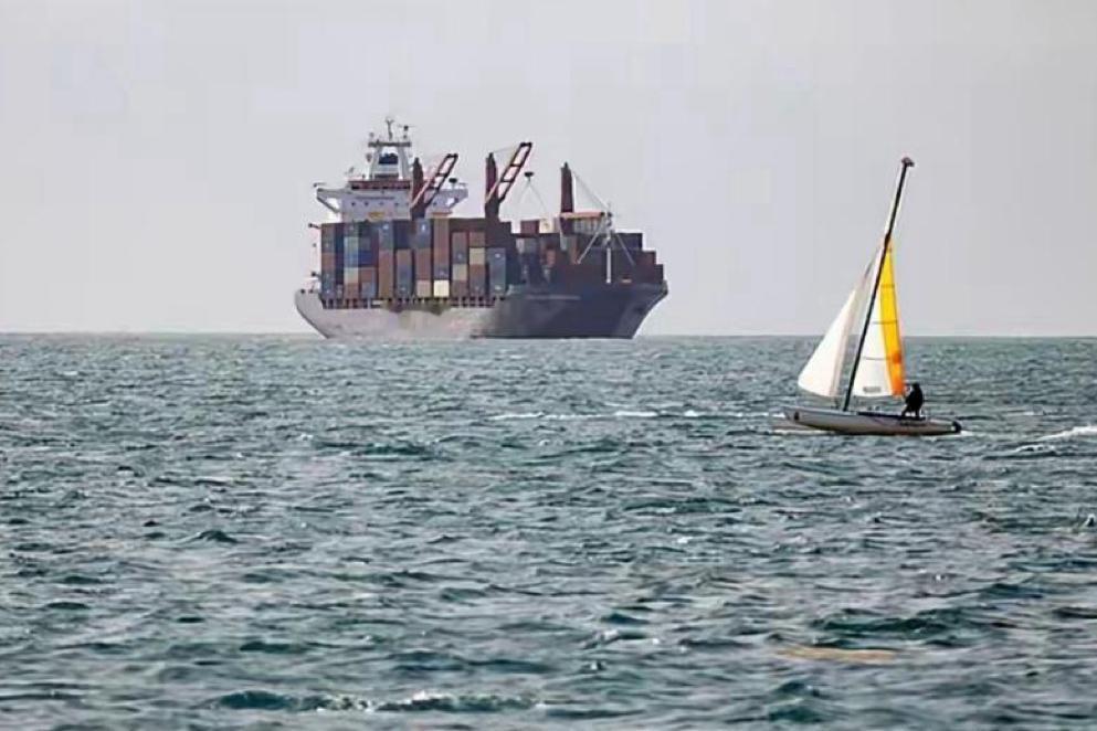 美军截停中国商船带了个头中国商船被美军强行拦截，并登船检查，先说是检查武器危禁