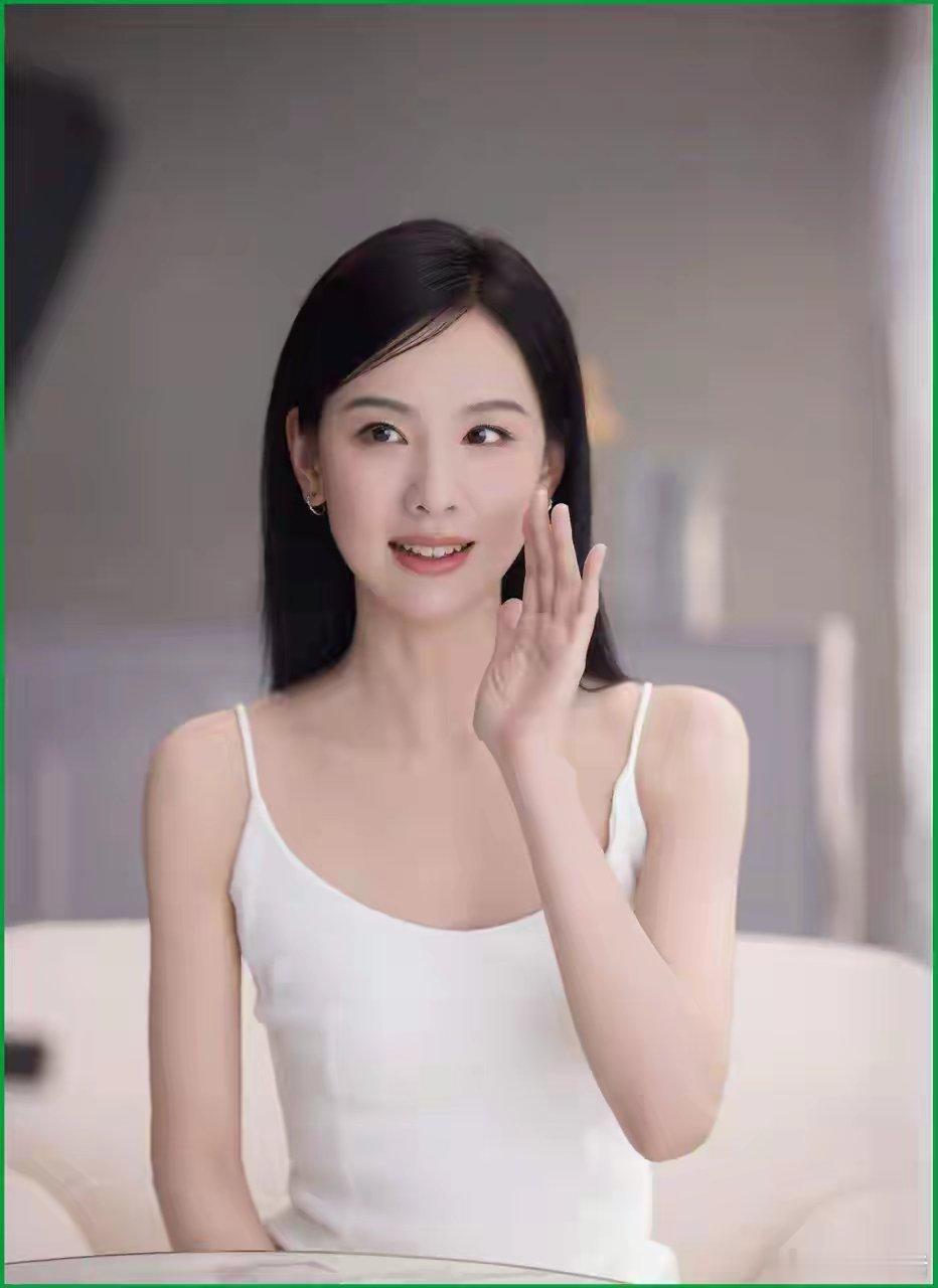 32岁陈都灵就穿条白裙子拍花絮，这也太清纯了，简直像回到学生时代！