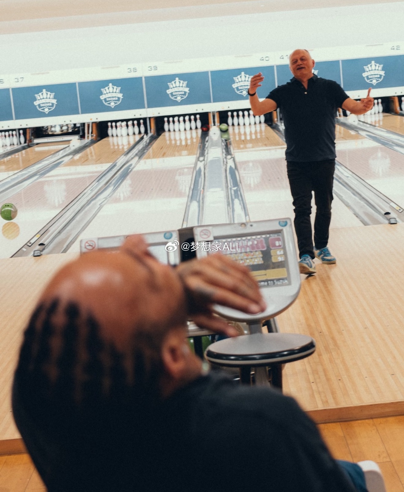 法拉利车队团建❓保龄球🎳还真没想到😂好欢乐👏f1汉密尔顿勒克莱尔北京