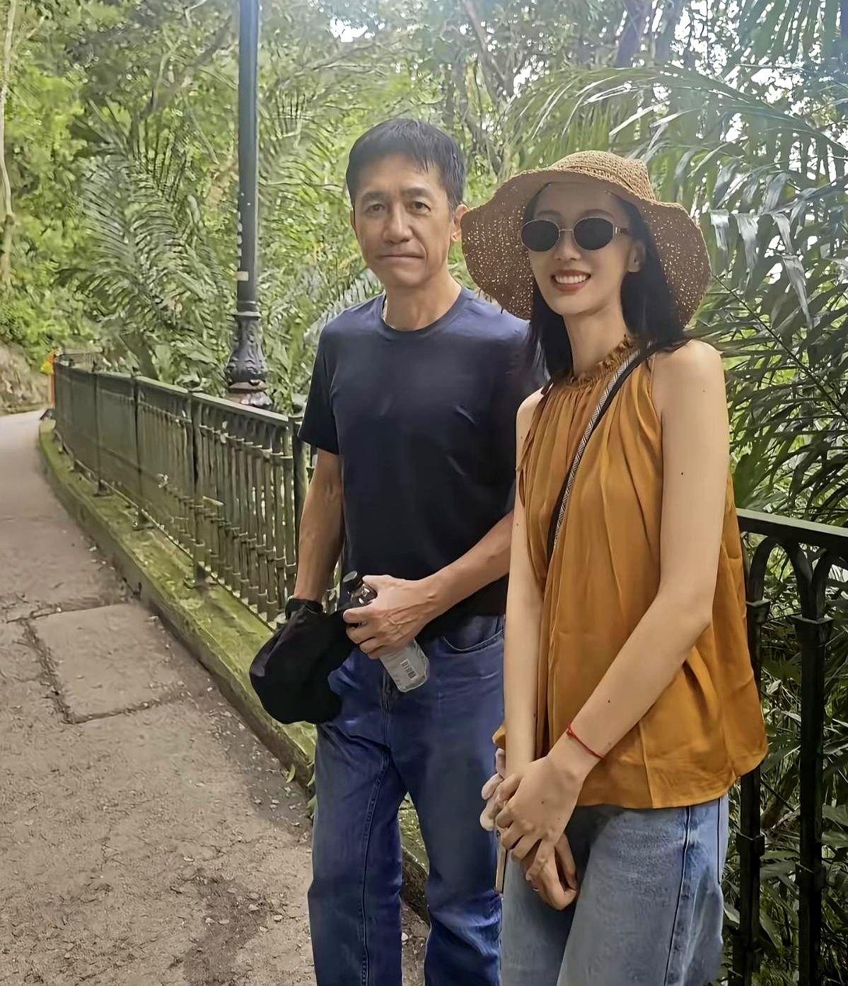 有人在香港太平山顶偶遇63岁梁朝伟和一位年轻貌美的女士。他穿T恤牛仔裤，看着精神