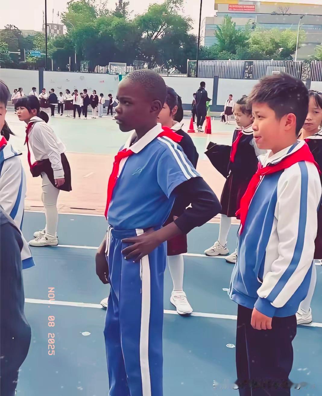 有网友说:父亲是中国的，才能入中国籍！谁说中国国籍好拿？可现实里的操作逻辑，好