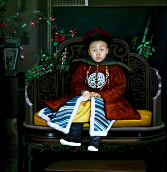 1908年，3岁的溥仪在养心殿的龙袍照。上世纪20年代，溥仪被赶出紫禁城后在天