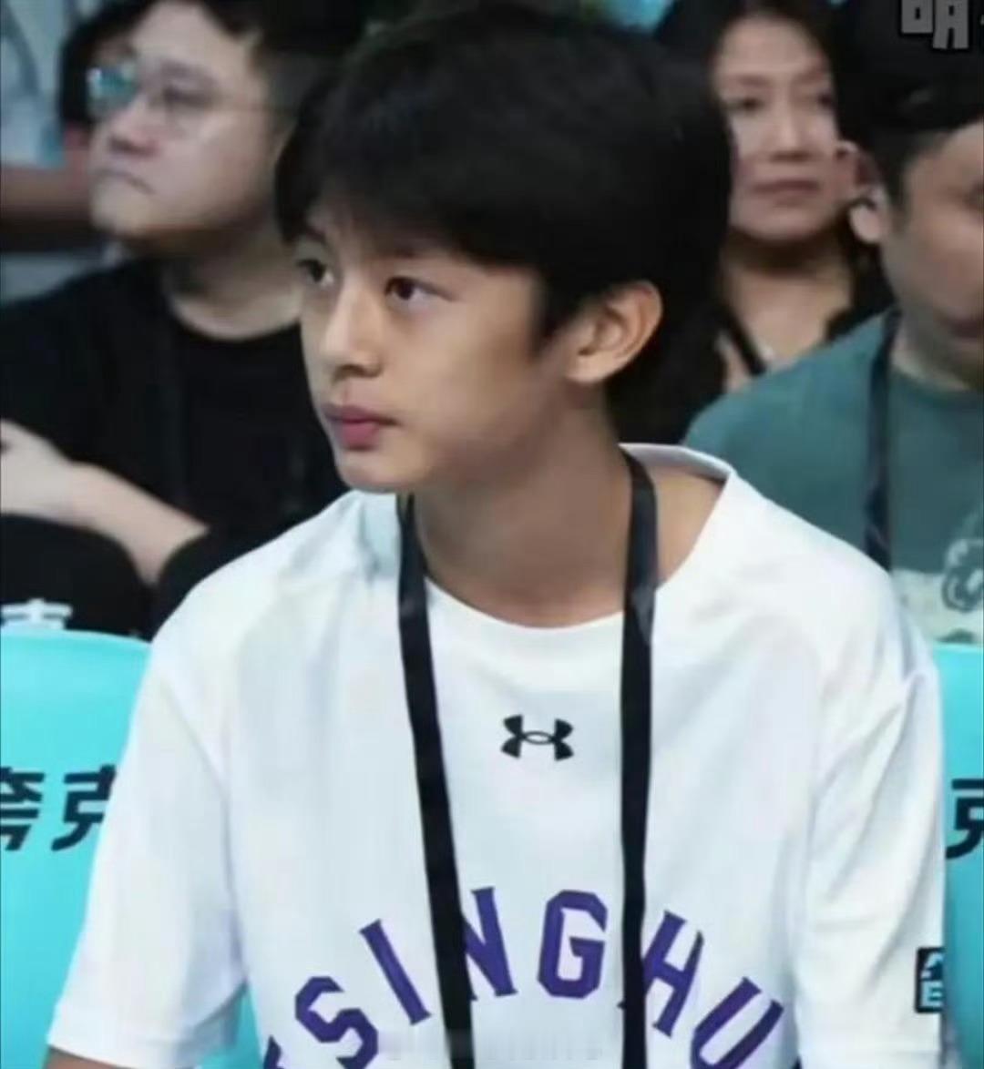 邓超在儿子的颜值里起破坏作用看了14岁等等的照片真的感慨基因的神奇，五官和轮廓