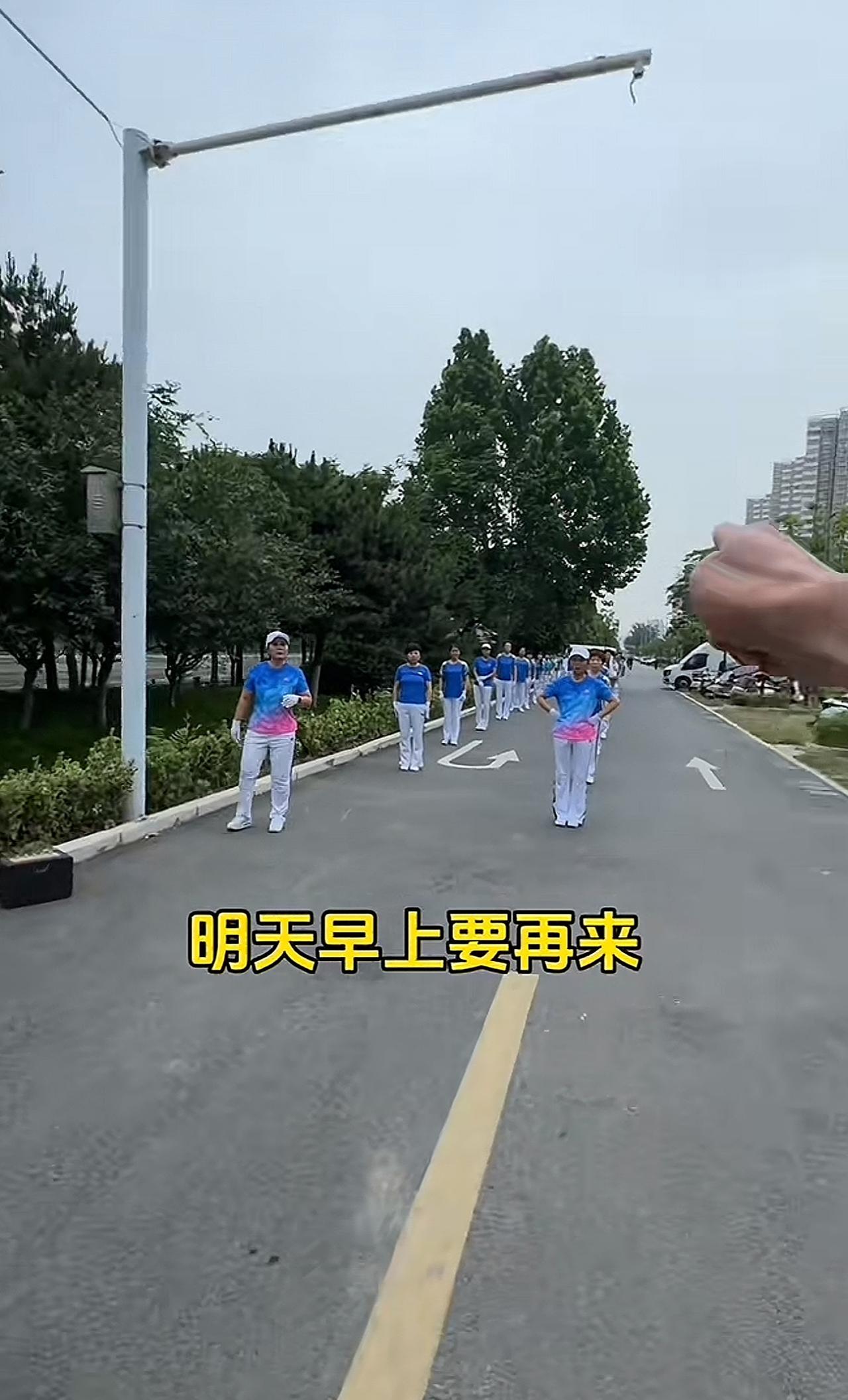 很难想象我的社保养了一帮这种人！5月8日，河南，一群大妈早晨6点就在小区楼下停车