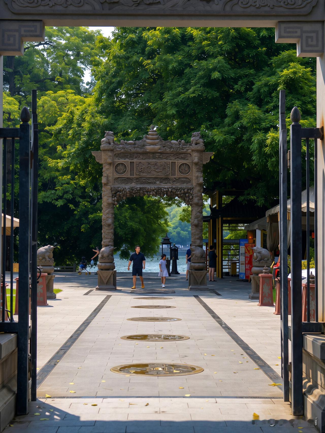 漫步金沙洲财神大仙庙，来一场寻古祈福之行。白墙彩窗中西合璧，月洞石阶藏满