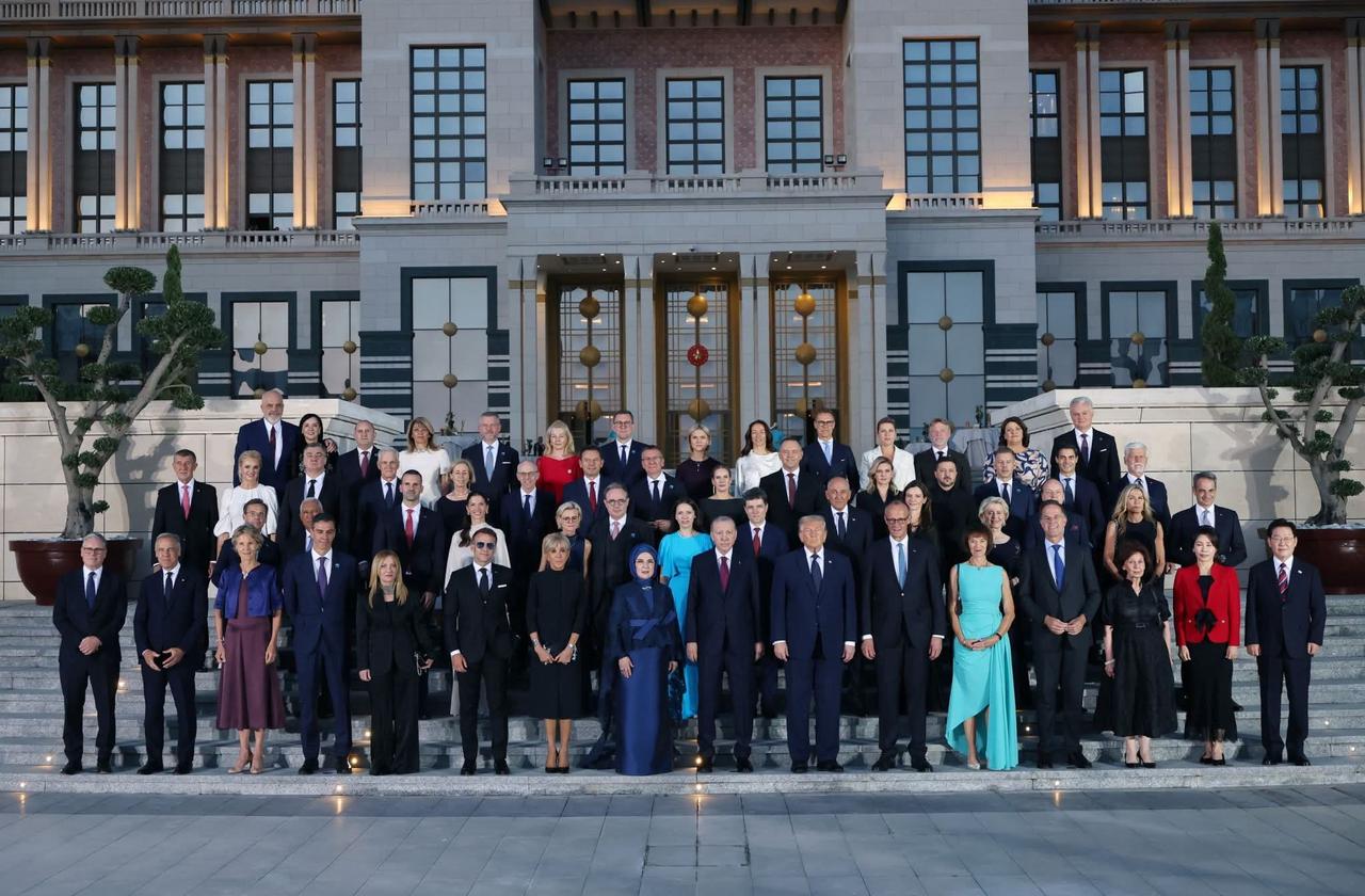 7月8日，土耳其总统埃尔多安为到访的北约各国参会代表举行欢迎晚宴，并一同拍摄了全