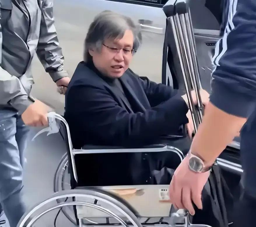 官媒发声力挺郑智化，要允许不完美表达。其实郑智化的事件很简单，他只是蹭了《没出息