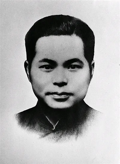 1946年，国军少将趁着夜色，闯进了地下党员陈融生家里，他用枪顶着陈融生的脑袋，
