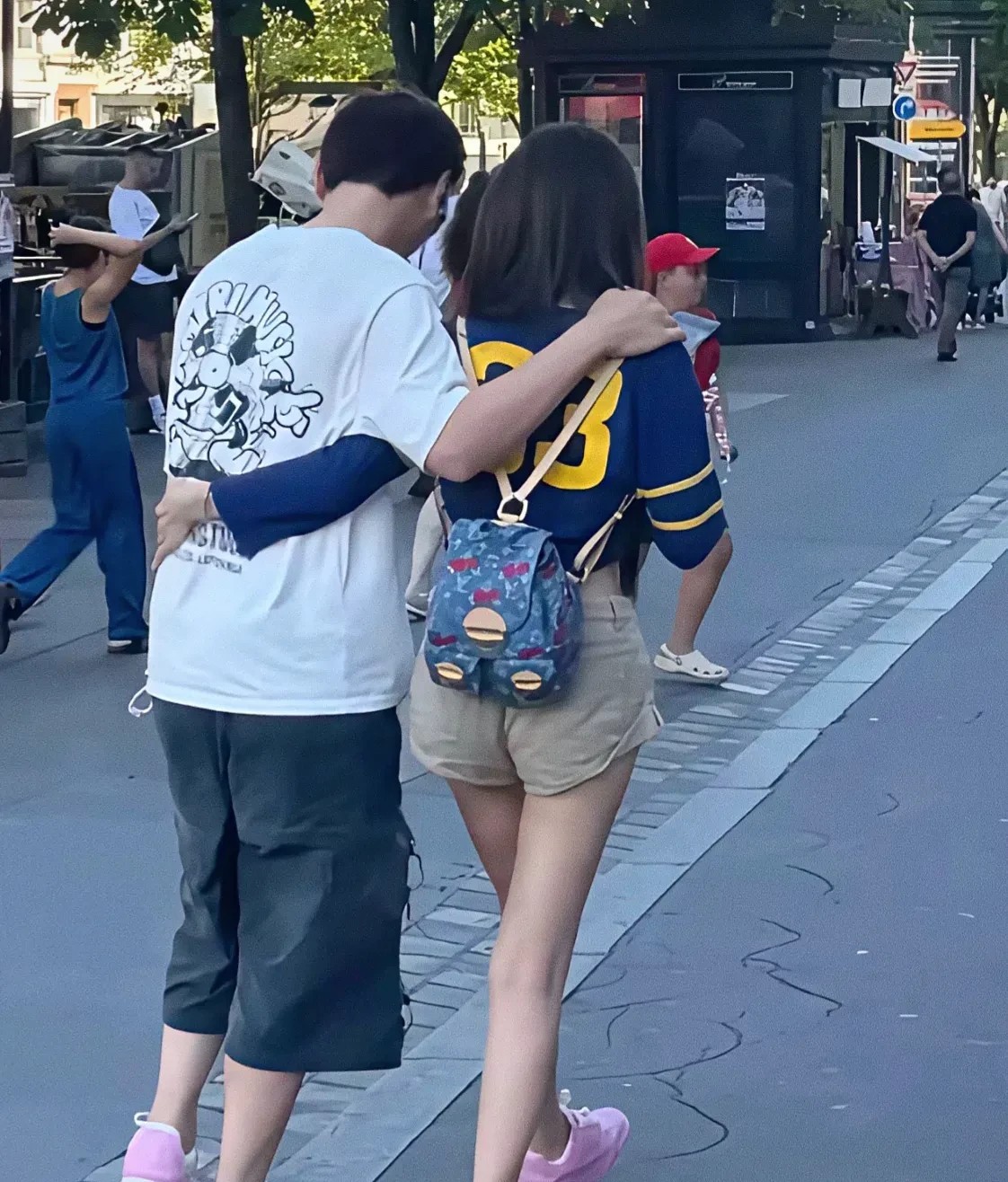有网友在国外偶遇王思聪，他和女友逛街很亲密。真希望他赶快结婚成家，毕竟他家家大业