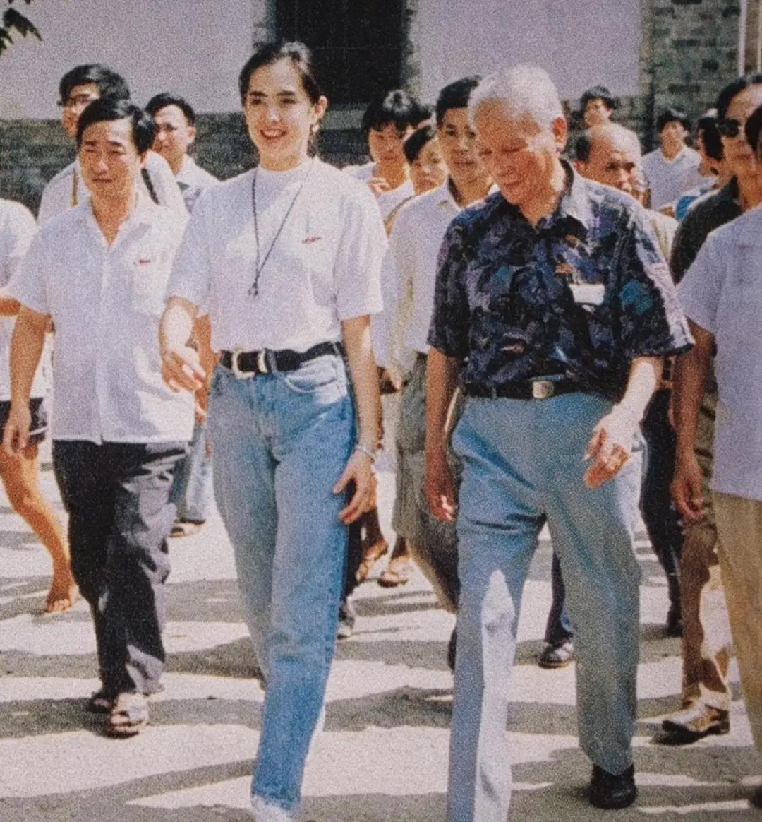 1992年，正处在事业巅峰的王祖贤返回祖籍安徽舒城寻根溯源，留影中的她随性洒脱，