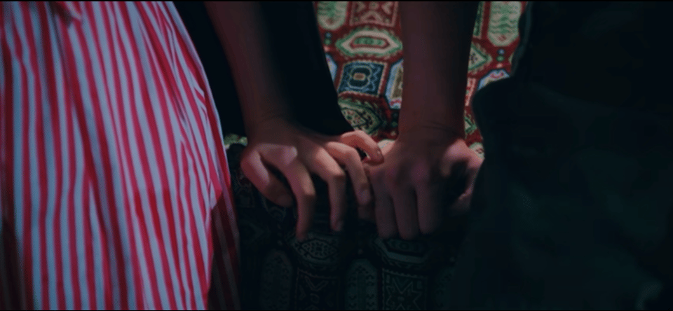 小拇指暧昧不打低端局聚餐时暮暮和靳朝小拇指悄悄互动，那场面太绝。一个试探，一个