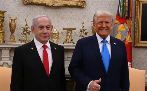 这场打了36天的仗，真正让他夜里睡不着的是身边两个人——一个叫内塔尼亚胡，把他从