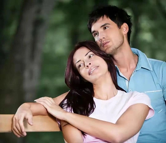 亲密关系是什么时候发生的不是牵手拥抱，不是确定关系那天，是你愿意卸下防备暴露脆弱