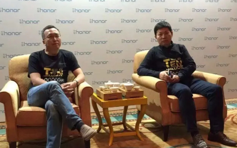 2015年10月，余承东和赵明在西安举办荣耀畅玩4X销量破千万答谢会后接受采访。