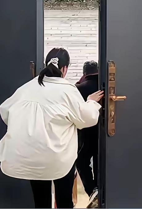 180万拆迁款全给儿子，女儿借钱被拒四年不让进门：老父亲上门看外孙遭冷语“找你儿