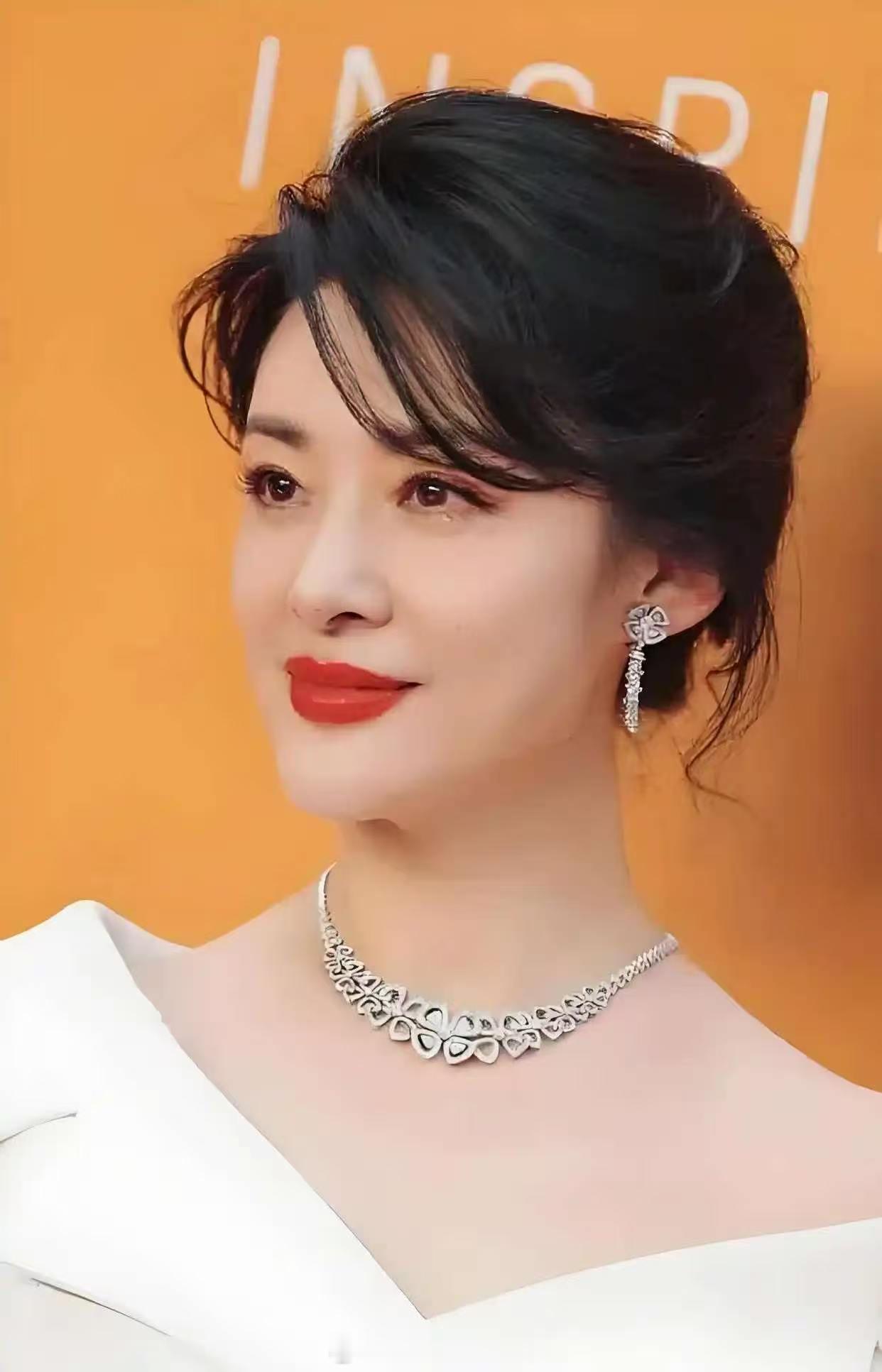 一快过年就会想起周涛备年货等春晚，翻出她的经典片段，这熟悉的温柔，才是年味本味