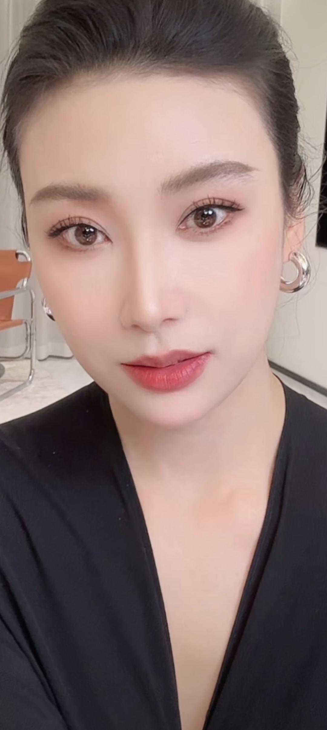 这位美女妆容精致，气质优雅。
