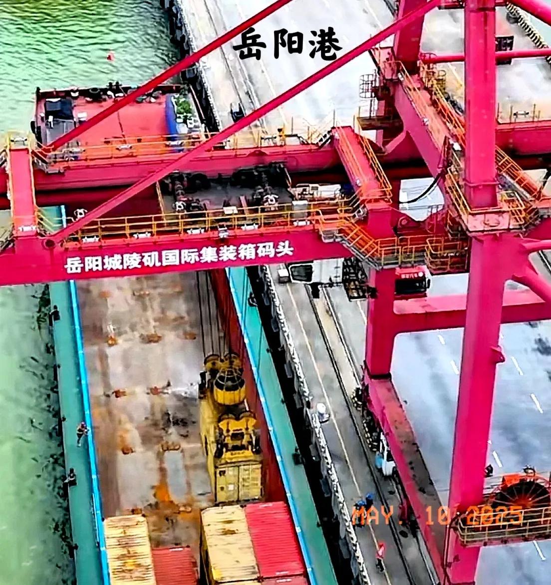 岳阳港，简称岳阳城陵矶港，是湖南第一大出海港口，年进出货量达上亿顿，这也是整个湖