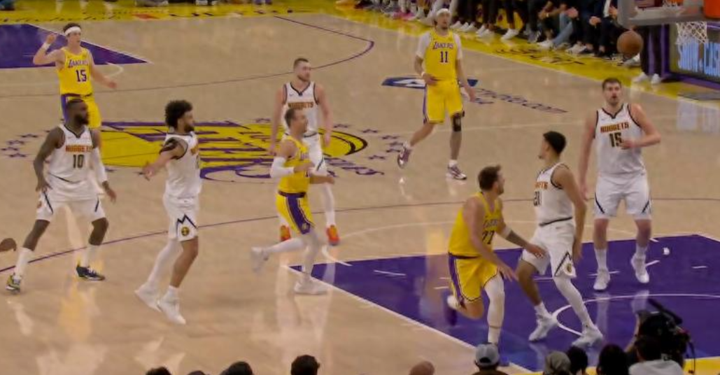 NBA常规赛，全美直播，西部一场强强对话，湖人大战掘金。双方就相差0.5个胜场，