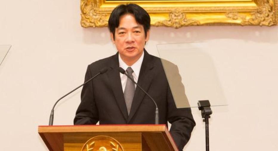 台独顽固份子赖清德在台湾岛内出席一个论坛活动时妄称，“中华民国”这个名字有助于团